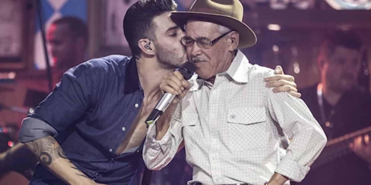 Gusttavo Lima e seu pai em show (Reprodução/Metrópoles)