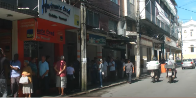 Idosos ficam expostos às condições climáticas em fila do banco Itaú em Santos Dumont