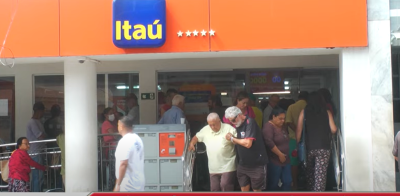 Idosos ficam expostos às condições climáticas em fila do banco Itaú em Santos Dumont