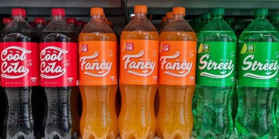 Clones da Coca-Cola lançados na Rússia após o fim de atividades da empresa no país (Foto: Denis Voronin/Agência de Notícias de Moscou)
