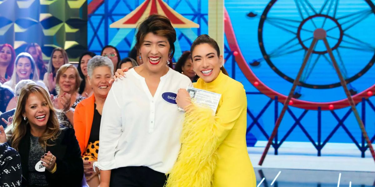 Patrícia Abravanel e Daiza Lazarte Barros durante Programa de 60 anos do Silvio Santos (Foto: Reprodução / SBT)
