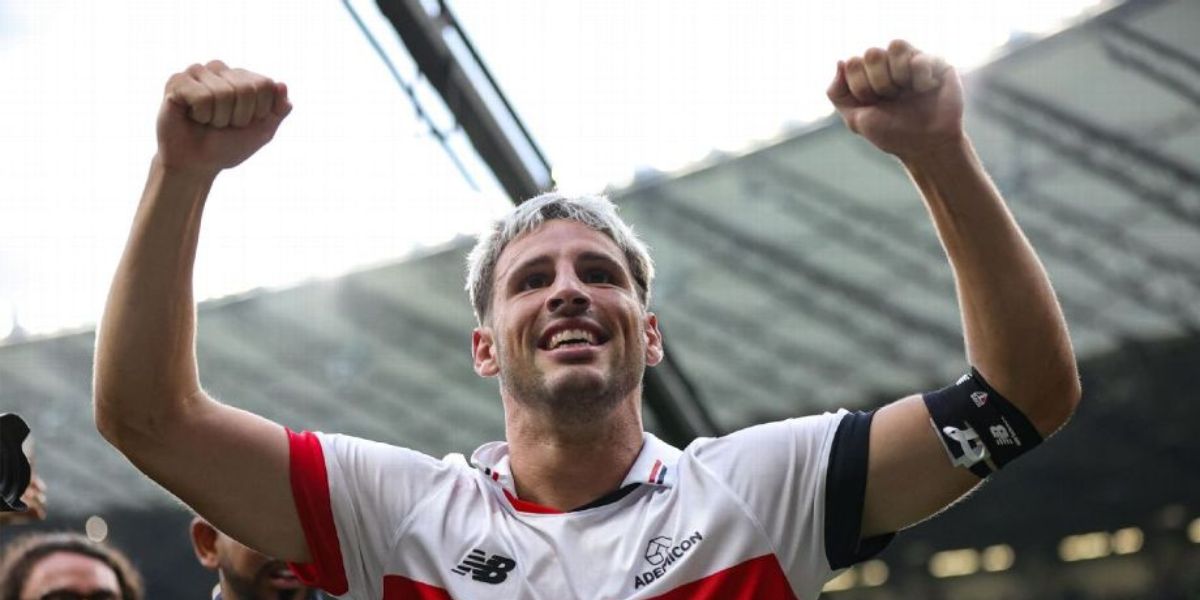 Calleri comemorando título do São Paulo da Supercopa Rei em cima do Palmeiras Gilson Lobo/ Agif/Gazeta Press