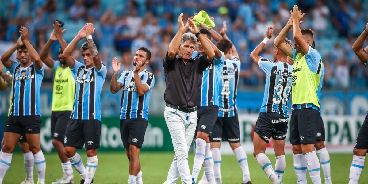 Renato e jogadores do Grêmio agradecendo a torcida - Lucas Uebel/Grêmio