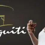 Logo da Jequiti e mulher passando perfume (Fotos: Reproduções / Internet / Freepik)