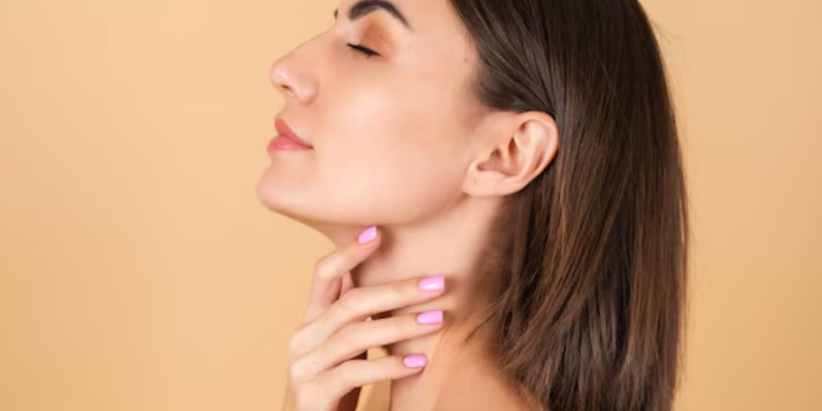 Mulher massageando o pescoço (Foto Reprodução / Freepik)