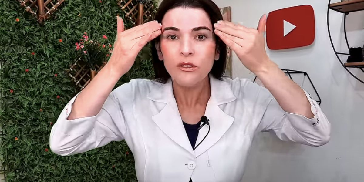 Patrícia Ellias fazendo massagem na testa (Foto: Reprodução / YouTube)