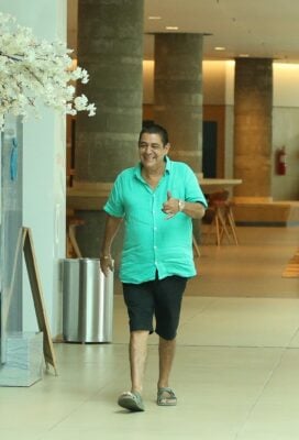 Zeca pagodinho passeia no shopping Village Mall na Barra da Tijuca - Foto AG NEWS