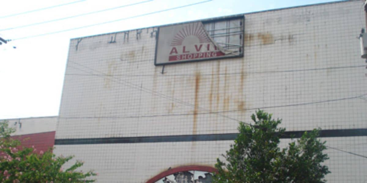 Shopping Artur Alvim está abandonado até os dias de hoje (Reprodução: Internet)