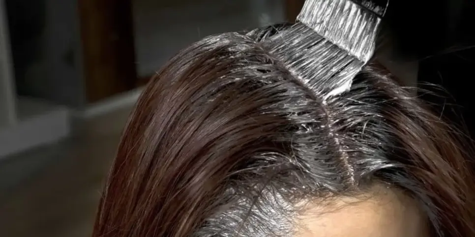 Aplique a tinta no cabelo, desde a raiz até as pontas dos fios Aplique a tinta no cabelo, desde a raiz até as pontas dos fios