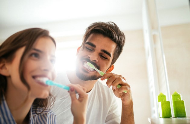 Casal escovando os dentes (Foto: Reprodução / Canva)