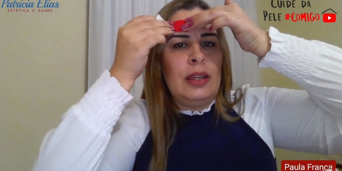 A Dra. Paula França explica como colocar a fita adesiva na testa (Reprodução: Youtube)