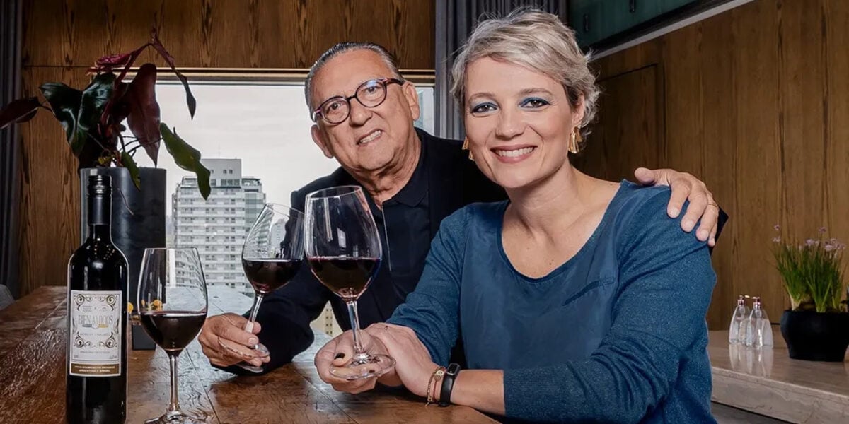 O narrador Galvão Bueno e a presidente da divisão MATCH da Ambev, Daniela Cachich, apreciando o Vinho "Bien Amigos" de edição limitada (Foto Reprodução/Casa e Jardim)
