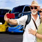 Os benefícios garantidos aos idosos incluem viagens de graça e acesso à medicamentos gratuitos (Foto Reprodução/Montagem/Lennita/Tv Foco/Canva)