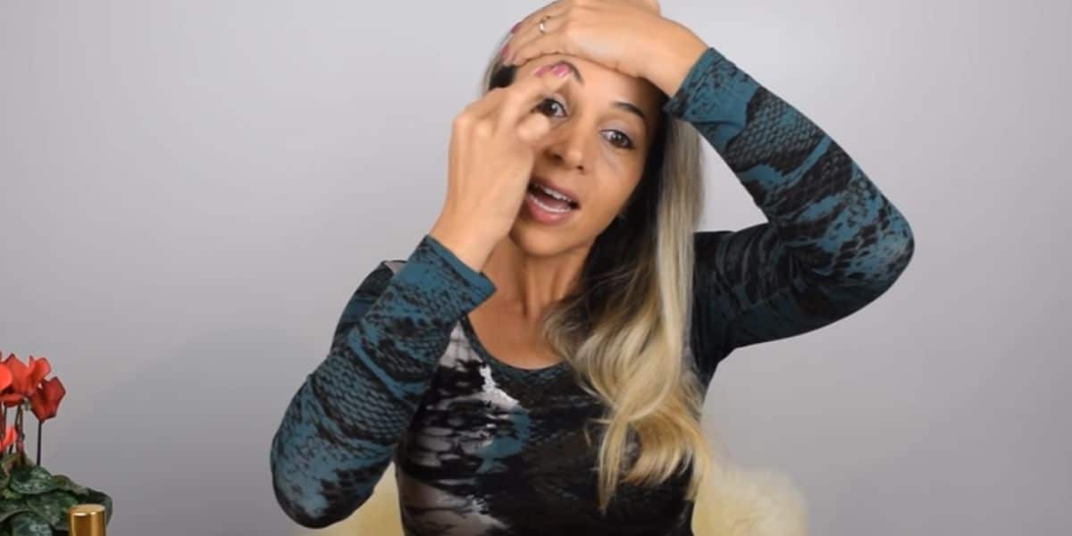 Por fim, faça essa manobra nas 2 sobrancelhas (Reprodução: Youtube)