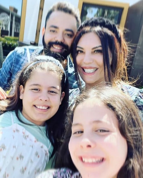 Márcia Goldschmidt ao lado dos filhos (Foto: Reprodução / Instagram)