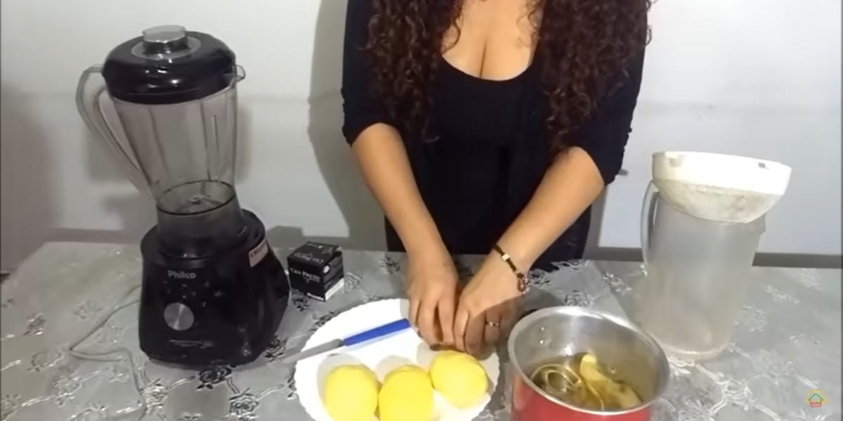 Deixe todos os ingredientes fervendo durante 10 minutos (Reprodução: Youtube)