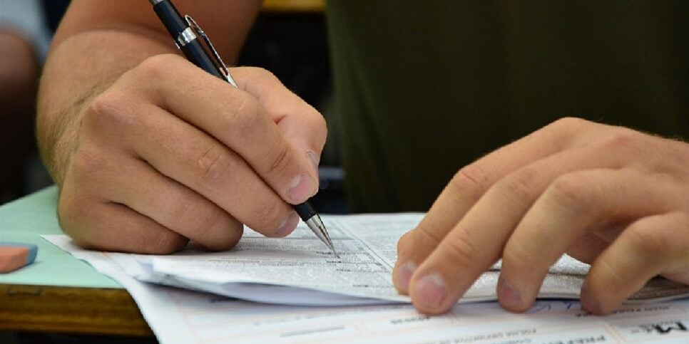 Pessoa fazendo concurso público (Foto: Reprodução/ Internet)