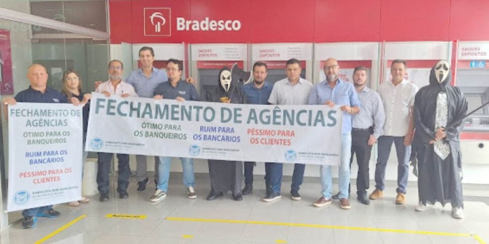 Diretoria do Sindicato dos Bancários em agência do Bradesco (Foto: Reprodução / Folha 2)