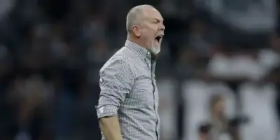 Retorno triunfal após 2 meses: Nova contratação de Mano Menezes cai como bomba em mais rival do Palmeiras