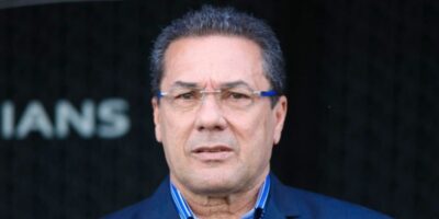 Vanderlei Luxemburgo assina contrato - Foto | Reprodução: Marcello Zambrana