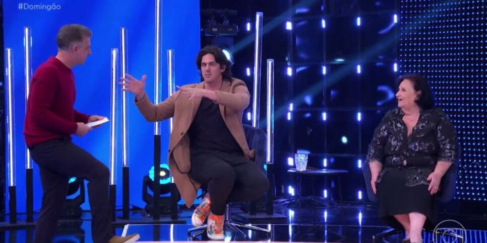Luciano Huck pediu a Rafael Infante para imitar uma das convidadas, durante o quadro Acredite Quem Quiser, no Domingão com Huck (Foto Reprodução/DailyMotion)
