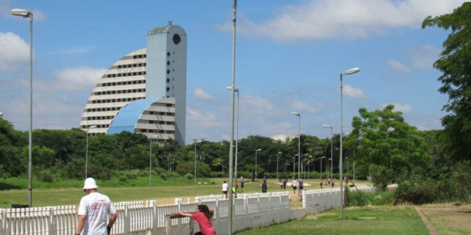 O prédio do São Paulo Mart Center se encontra abandonado e dá para visualiza-lo de longe (Foto Reprodução/Internet)