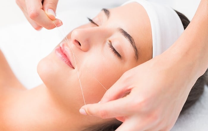 Mulher fazendo o buço - Foto Internet