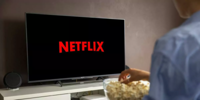 Pessoa com pipoca vendo Netflix (Foto: Reprodução - DCI)