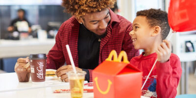 Pessoas comendo no Mcdonald's (Foto: reprodução - Site do Pessoas comendo no Mcdonald's)