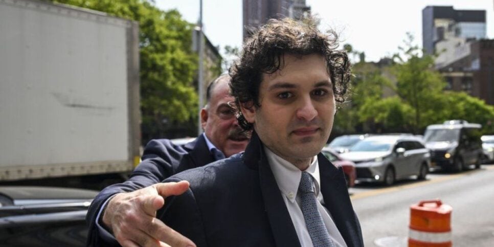 Sam Bankman-Fried's condenado há 25 anos de prisão (Reprodução/Foto: BBC News)