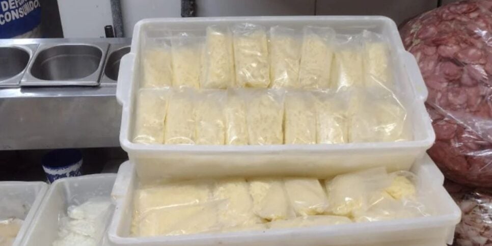 Diversos alimentos vencidos e sem rótulo de identificação (Reprodução: Sodec)