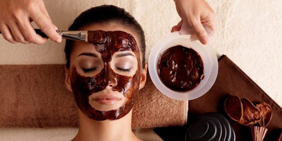 O peeling com café ajuda a remover as manchas (Reprodução: Internet)
