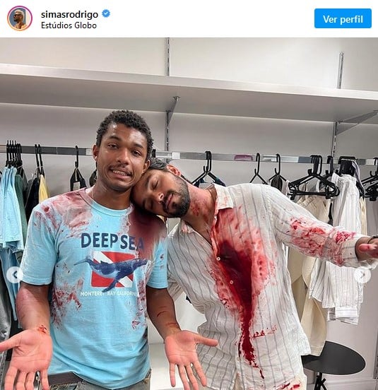 Rodrigo Simas e Juan Paiva nos bastidores de Renascer (Foto: Reprodução / Instagram)  
