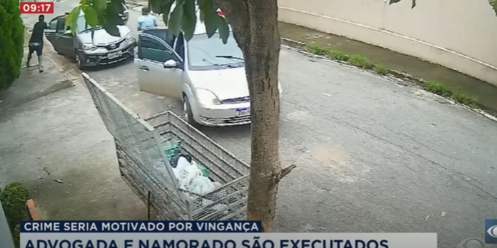 Os assassinos fecharam o carro e já desceram atirando (Reprodução: Band)