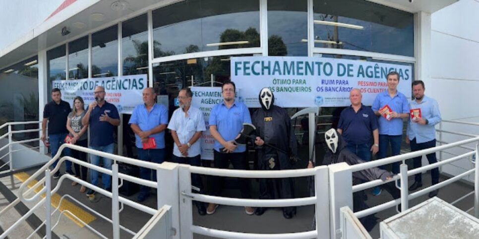Teve até duas pessoas vestidas de morte (Reprodução/Foto: Sindicato dos Bancários)