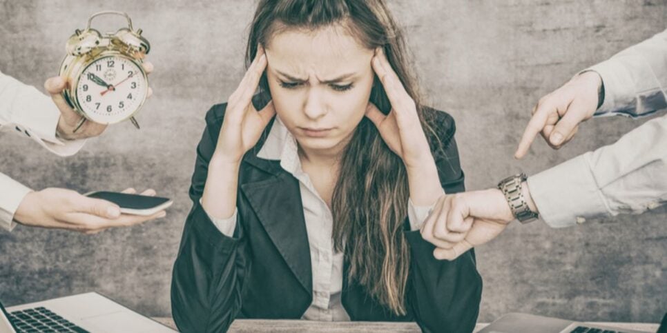Burnout é causado pelo grande excesso de trabalho, onde causa diversos outros problemas de saúde (Reprodução: Internet)