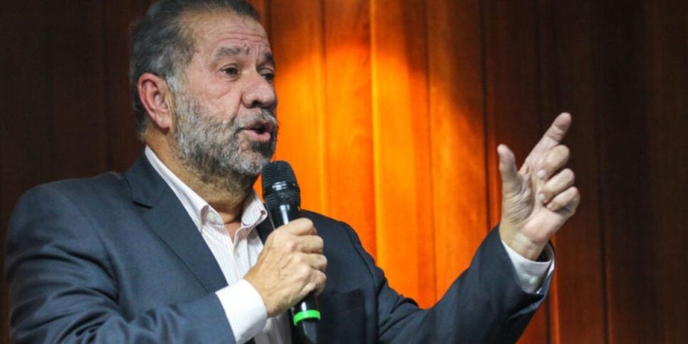 Carlos Lupi revelou a diminuição do teto de juros do consignado (Reprodução/Foto: Wilson Dais/Agência Brasil)