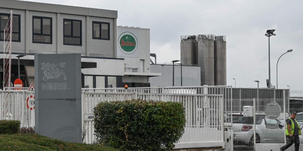 A empresa optou por fechar a fábrica (Reprodução/Foto: Denis CHARLET/AFP)