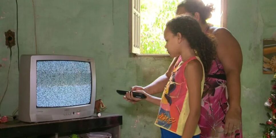 As crianças de hoje em dia não tiveram contato com a antiga televisão (Reprodução: TV Gazeta)