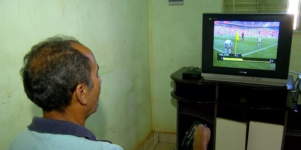 O primeiro contato da Globo, SBT e outras foram na TV de tubo (Reprodução: TV Anhanguera)
