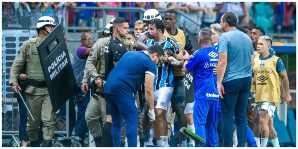 Grêmio em confusão cm a arbitragem na partida contra o Bahia - (Foto: Reprodução / Internet)