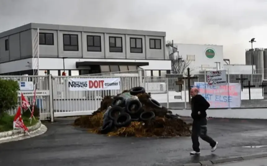 Funcionários queimaram pneus como forma de protesto contra fechamento de fábrica da Nestlé na França após escândalo de pizzas contaminadas (Foto: Reprodução / AFP) 