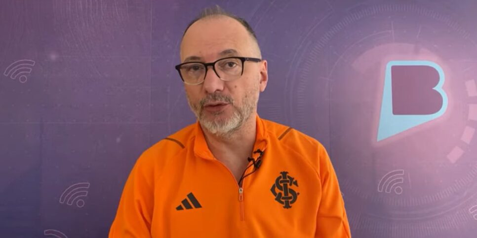 Ele comenta sobre diversos assuntos, inclusive futebol (Reprodução: Youtube)