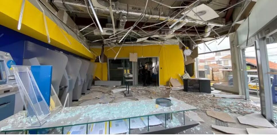 A agência ficou completamente destruída por conta das explosões (Reprodução/Foto: Wesley Justino/ EPTV)