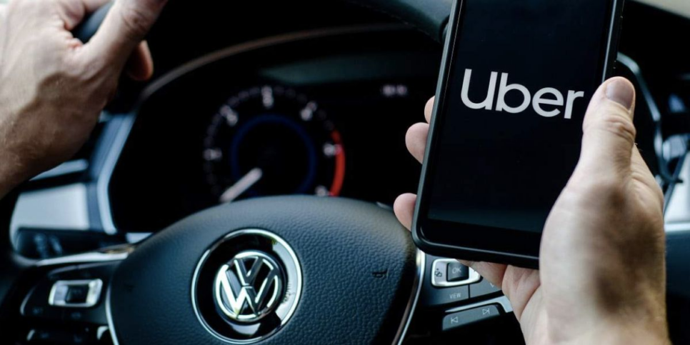 Pessoa dentro do carro com celular na mão - foto: TV Foco