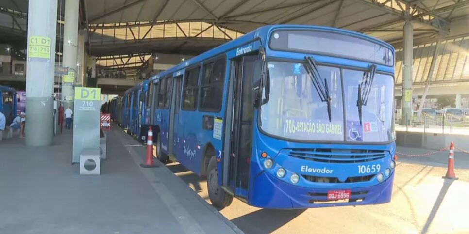 Ônibus de BH sofre reviravolta - Foto: Internet