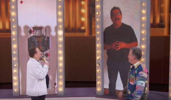 Ratinho homenageia Raul Gil na concorrência (Foto: Reprodução / Globo)

