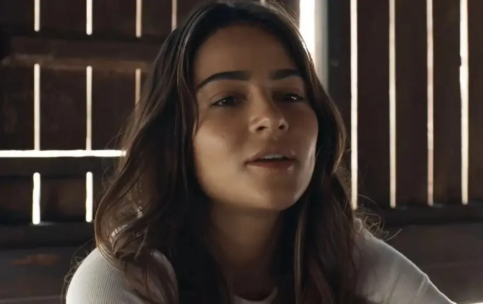 Sandra (Giullia Buscacio) em Renascer (Foto: Reprodução / Globo / Montagem TV Foco)