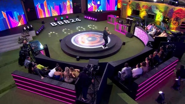 Tadeu conversa com os ex-participantes (Foto: Reprodução / Globo)
