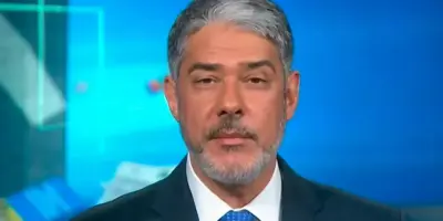 “Largadão”: Comportamento de William Bonner na bancada do Jornal Nacional causa estranheza no público